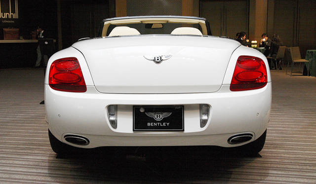 <br>発表会場には、2009年モデルのコンチネンタルGTCももちこまれていた。