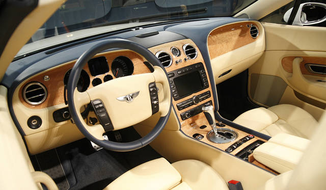 <br>発表会場には、2009年モデルのコンチネンタルGTCももちこまれていた。