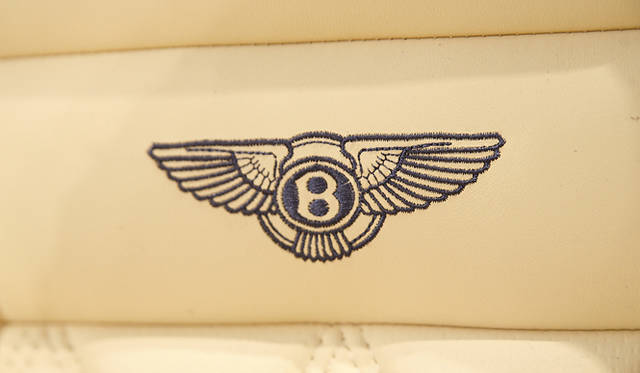 <br>発表会場には、2009年モデルのコンチネンタルGTCももちこまれていた。