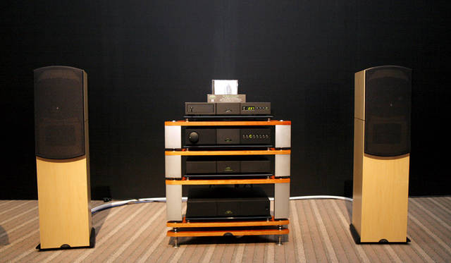 <br>発表会場に設けられたNaim Audioのディスプレイ。なお、同社がベントレーのために開発した「Naim for Bentleyオーディオシステム」は97万3000円の工場装着オプションとなる。