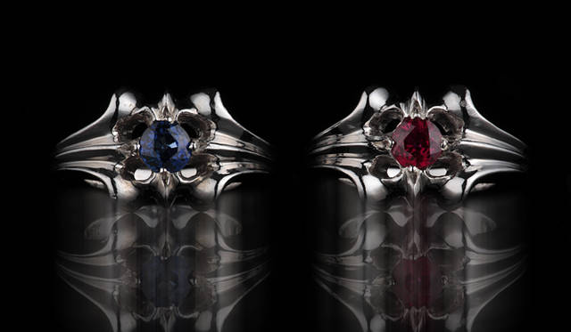 <b>CHROME HEARTS｜クロムハーツ</b>　左／ホワイトゴールド×サファイヤリング93万6600円、右／ホワイトゴールド×ルビーリング 101万5350円