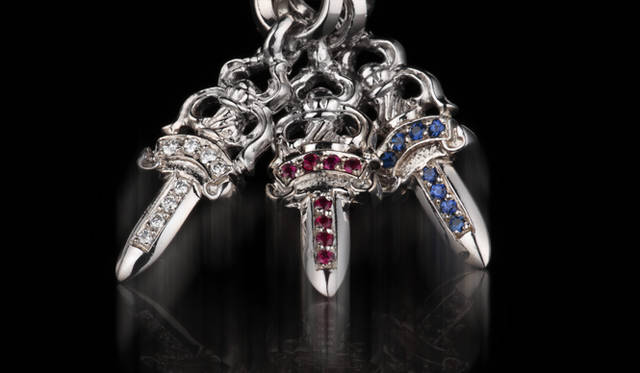 <b>CHROME HEARTS｜クロムハーツ</b>　左／ホワイトゴールド×ダイヤチャーム 33万8100円、中／ホワイトゴールド×ルビーチャーム 32万2350円、右／ホワイトゴールド×サファイヤチャーム 32万2350円
