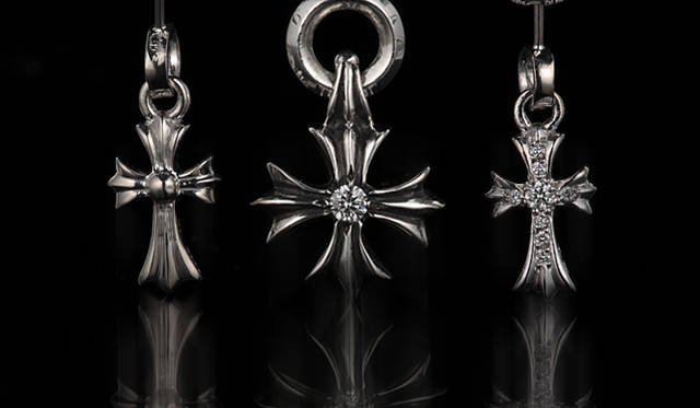 <b>CHROME HEARTS｜クロムハーツ</b>　左／ホワイトゴールドクロスイヤリング 8万4000円、中／ダイヤ×シルバープラス 12万1800円、右／ホワイトゴールド×パヴェダイヤイヤリング 16万4850円