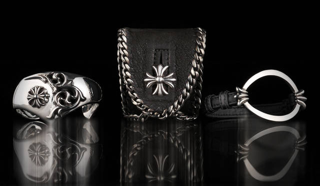 <b>CHROME HEARTS｜クロムハーツ</b>　左／シルバーバングル 30万2400円、中／レザーバングル 25万9350円、右／レザー×シルバーブレス 7万1400円