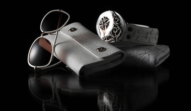 <b>CHROME HEARTS｜クロムハーツ</b>　左から、レザーサングラス 20万8950円、財布 13万200円、ベルトバックル 15万6450円、ベルトストラップ 21万6300円、エナメルパッチ財布（白）19万9500円