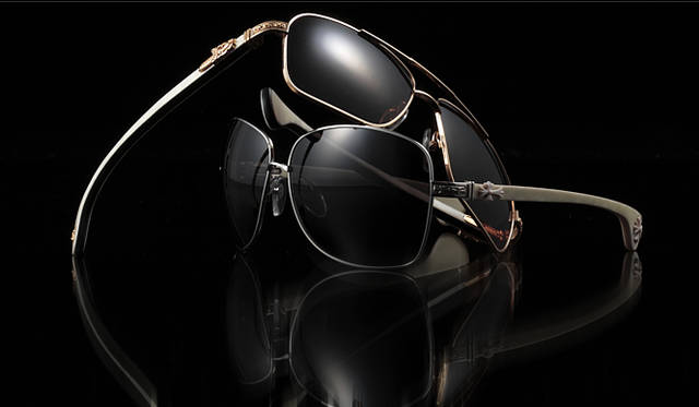 <b>CHROME HEARTS｜クロムハーツ</b>　12Kゴールドエボニーサングラス 32万8650円、エボニー黒サングラス 19万3200円（以上すべて税込）