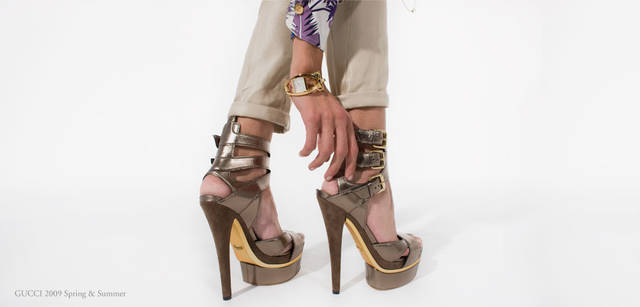 <strong>ＧＵＣＣＩ｜グッチ</strong>　シャツ 12万6000円、パンツ 13万4400円、サンダル 17万5350円、ネックレス 52万3950円、ウォッチ 135万4500円