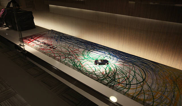 New BMW Z4 × ISETAN Men’s｜新宿伊勢丹メンズ館と本館との連絡通路にもBMWのディスプレイが