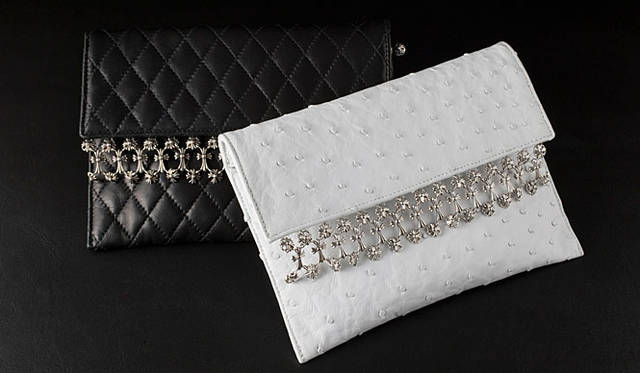 <b>CHROME HEARTS｜クロムハーツ</b>　クラッチバッグ（ブラック）ポーカーチェーンメール キルティッド 25万8300円、（ホワイト）オーストリッチ クラッチバッグ ポーカーチェーンメール 32万1300円