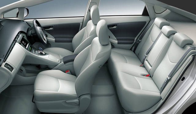 <b>TOYOTA PRIUS｜トヨタ・プリウス</b>