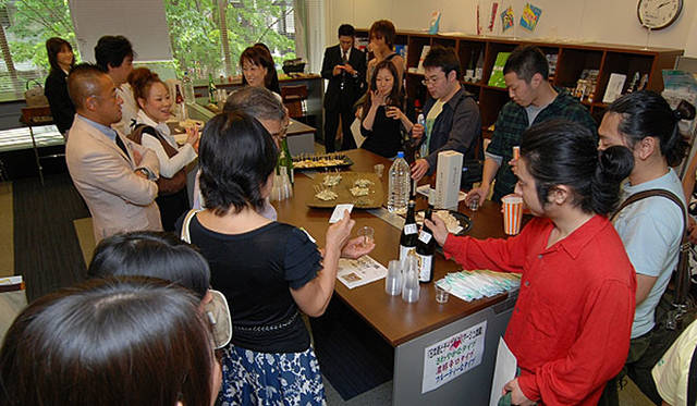 「日本酒とチーズのマリアージュ体験」 昨年のアカデミーでも好評だった日本酒とチーズの相性を、実際に特徴のあるチーズと日本酒で体験。チーズを使った日本酒に合うおつまみも提案