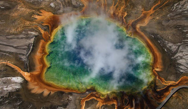 ©Film “HOME” – ELZEVIR FILMS / EUROPACORP coproduction Grand Prismatic Spring, Yellowstone National Park, Wyoming, USA(44°27’N - 110°51’ W).