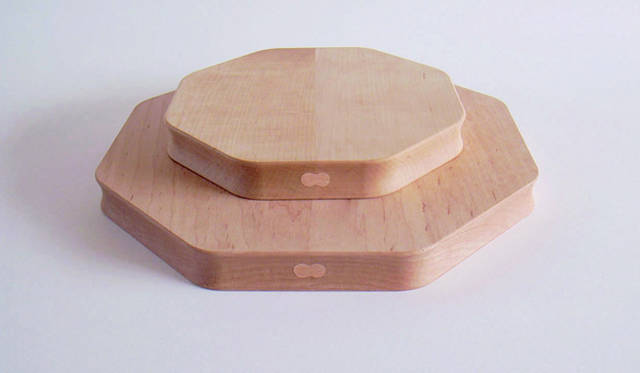 「kakudo Cutting Board」。八角形のまな板。側面がへこんで指掛かりに。立てて置きやすいカタチ