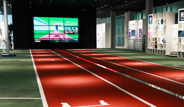 「アシックススポーツミュージアム」1階アスリートフィールド<br>100メートル走の世界記録に合わせてLEDの赤い光が走る