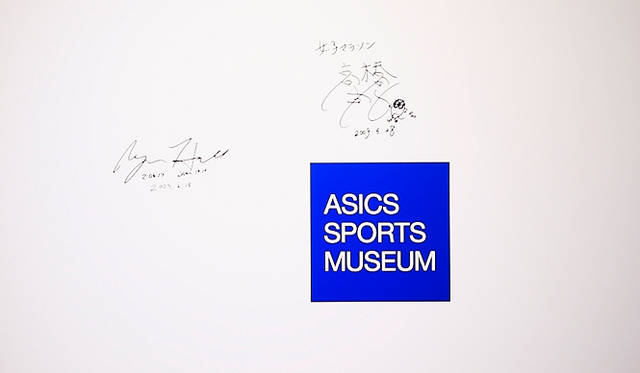 「アシックススポーツミュージアム」1階アスリートフィールド内サインボード