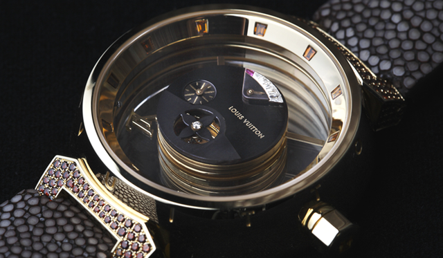 <b>Louis Vuitton／Tambour Mystérieuse｜ルイ・ヴィトン／タンブール ミステリューズ</b>／今年の新作、「タンブール ミステリューズ」。シンプルなテクニカル・モデル、ブラウンとグレーのクラシックなモデル、ジュエリーを配したフェミニンなモデルの3種がある。ケース素材（4種：YG、PG、WG、Pt）など、それぞれの好みに応じてカスタマイズできる。写真のモデルは自動巻き、YGケース×ガルーシャストラップ、2625万円（参考価格）、9月以降受注開始予定。