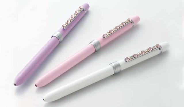 <b>コクヨ「Lavita 2nd Line」 トリプルペン</b>　スリムタイプボディで、シャープペンシルと赤・黒ボールペンを内蔵したトリプルペン。クリップにあしらわれたクリスタライズが、エレガントな女性らしさを演出。各2940円