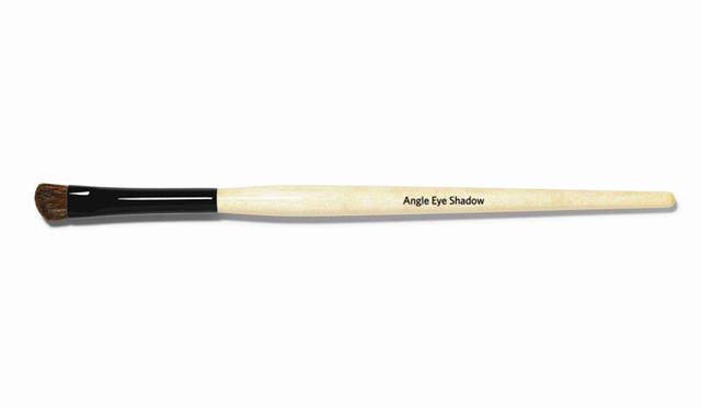 ボビイ ブラウン「Nude Collection Fall 2009」 アイメイクの幅を広げる新しいブラシは、短めの毛足の斜めカットの毛先が、目もとの角やまぶた全体にきちんとフィットし、アイシャドウをしっかり発色させる。＜ブラシ＞アングル アイシャドウ ブラシ 価格｜3675円