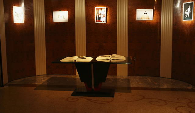 MARC JACOBS｜　会場内には写真集 『Juergen Teller x Marc Jacobs 1998 -2009』が展示された。
