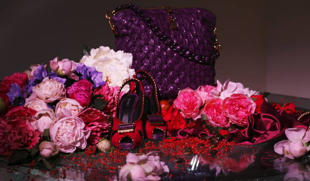 MARC JACOBS｜　シューズやバッグなど人気アイテムも会場のそこかしこに。