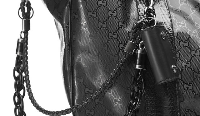 <strong>GUCCI｜グッチ</strong>　トートバッグ“GGインプリメ”のメタリックなテクスチャーにチェインがアクセントを添える。