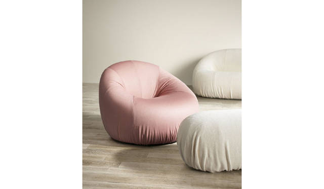 <b>arflex prima「FU」（Design: C.O.D. 2009年発表）</b><br>アームソファ15万7500円、オットマン 7万9800円