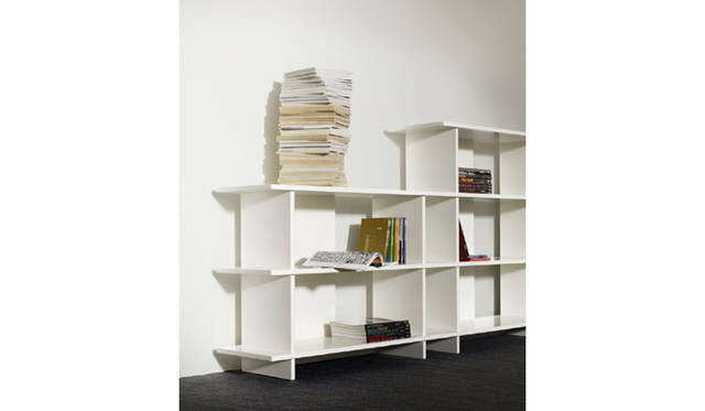 <b>arflex prima「STACK09」（Design: Carlo Bartoli & ARFLEX JAPAN R&D 2009年発表）</b><br>1980年代に活躍した組み立て式オープンシェルフを、現代のライフスタイルにマッチするよう、モジュールや構造、仕上げを再構築。組み立てが簡単に行える手軽さ、軽快さは、アクティブな現代の暮らしにフィット。<br>左：2段シェルフ 7万1400円 右：3段シェルフ 10万2900円（ともにホワイト）