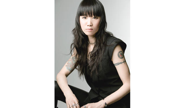 THREE｜ディレクターのRIE OMOTO。ニューヨークを活動拠点にしている日本人メイクアップアーティスト。