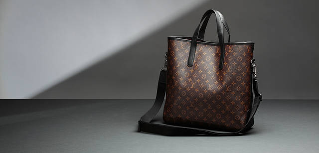 <b>Louis Vuitton Monogram Macassar Line</b> Open-top tote bag without zippers or belts at the opening. Detachable shoulder strap. "Davis" ¥160,650