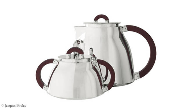 <b>PUIFORCAT</b> "Central Park" Teapot | ¥735,000; Sugar Pot | ¥651,000. The delicate form, composed of circles and ovals with amaranth handles, is almost entirely handcrafted. This collection proves that contemporary design is inseparable from artisanal expertise.