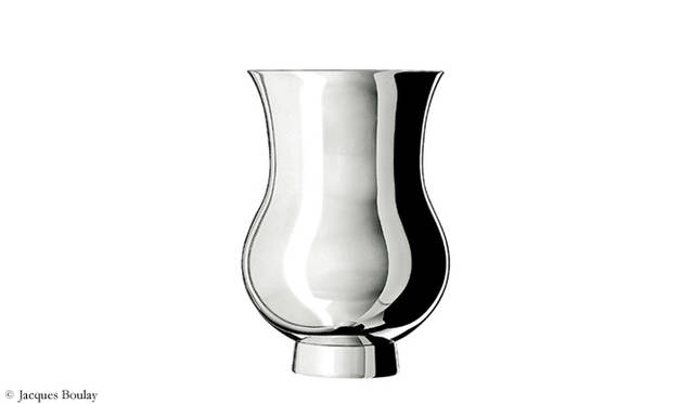 <b>PUIFORCAT</b> "Champagne Tumbler" ¥110,250. Introduced in 2000, this tumbler was developed with the collaboration of champagne-making experts. The base's protrusions, the guilloché (intricate engraving inside to awaken champagne and release bubbles), and the body's curves agitate the liquid, awakening all the champagne's characteristics. It is a true fusion of tradition and technology.