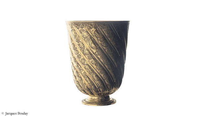 <b>PUIFORCAT</b> "Anne of Austria Goblet" ¥2,940,000. The twisted sides are engraved, with fine lines creating a raised pattern. This design has become a Puiforcat symbol, and the same model is still in production.