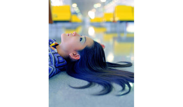 伊島薫「最後に見た風景 – Landscapes with a Corpse」<br>Tominaga Ai wears Prada, 2003　© Izima Kaoru