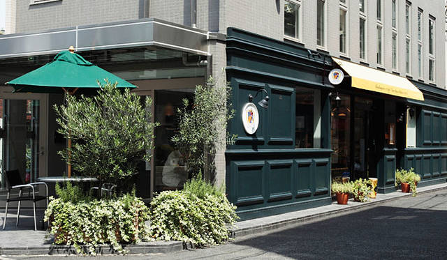 <b>マンマーノ（Main Mano）</b><br>パリ16区をイメージした店舗デザイン。焼きたてを提供したいとの思いから、併設のカフェも店舗も、朝8時から営業している
