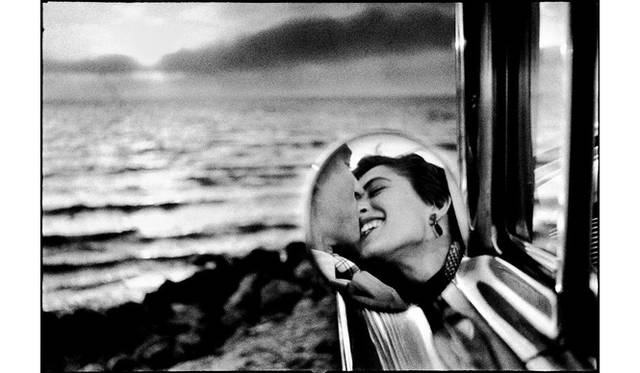 TOKYO PHOTO 2009<br><b>artist:Elliott Erwitt</b><br>title:California<br>gallery:Mugnum Photos Tokyo<br>year:1955<br>size:16 × 20inches