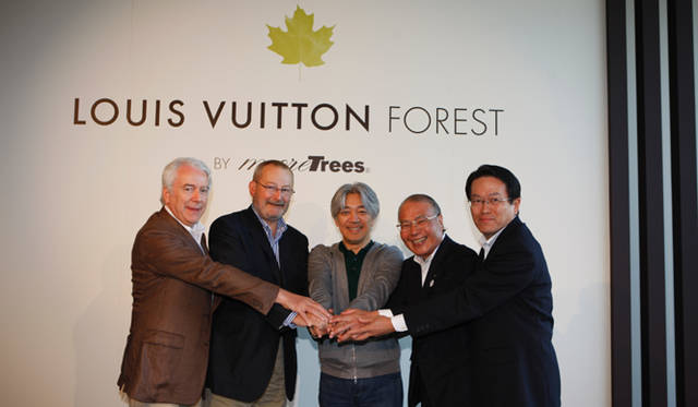 more trees × LOUIS VUITTON｜モア・トゥリーズ × ルイ・ヴィトン　左からルイ・ヴィトン ジャパン プレジデント＆CEO エマニュエル・プラット氏、ルイ・ヴィトン5代目当主 パトリック―ルイ・ヴィトン氏、more trees代表 坂本龍一氏、小諸市 市長 芹沢勤氏、長野県副知事 板倉敏和氏