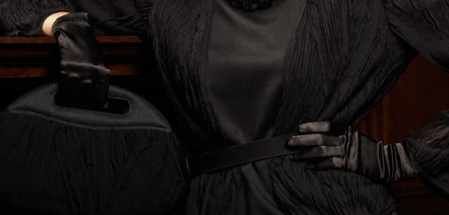 <b>LANVIN NOIR｜ランバン ノワール</b>　やわらかいショルダーラインやバルーンスカートなど、優しく包み込むようなシルエットが特徴のアンサンブル。幾重にも重ねたシフォンテープがモードな表情をつくり出す。