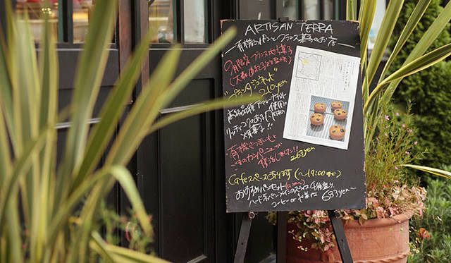 ARTISAN TERRA｜店頭に置かれた黒板には、その月の焼き菓子情報が貼られている