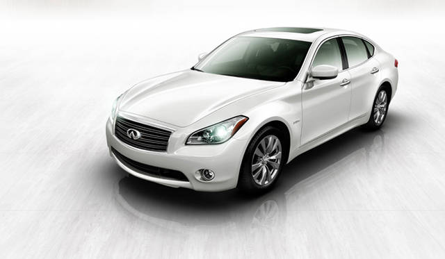 <em>INFINITY M35 Hybrid｜インフィニティ M35 ハイブリッド</em>