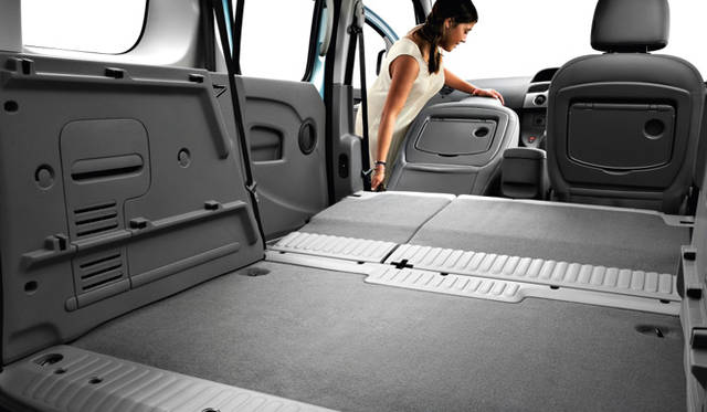 <em>RENAULT KANGOO｜ルノー・カングー</em>