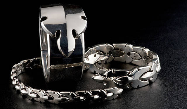 <b>CHROME HEARTS│クロムハーツ</b>　左から、“FLEUR KNEE”ブレスレット（Medium）26万3550円、“FLEUR KNEE”バングル 33万1800円、“FLEUR KNEE” ブレスレット（Large）27万9300円
