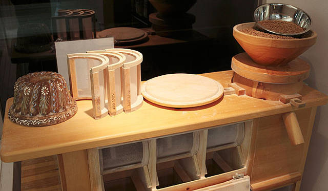 L’atelier de Plaisir│オーストリア製の石臼は、ふるい器一体型。直径150ミリで1時間に5～12kgの粉を挽くことができる。まんなかの部分にふるいをセットすると、下の引き出しの中に粉が落ちる仕組み。原材料全体をそのまま製粉するので、風味や旨味はもちろん、繊維質を多く含む粉が挽ける