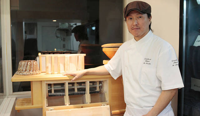 L’atelier de Plaisir│「玄麦もほかの材料も、いろいろな種類のものが入ってくるので、つねにレシピは少しずつ変えています。玄麦をこの石臼で挽くと、いい香りがするんです」と田中祐治シェフ