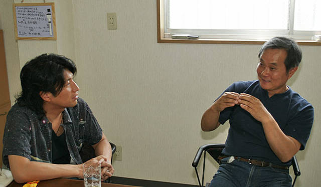 三原康裕的日本モノづくり｜ファッションデザイナー三原康裕さんと和田メリヤス社長の和田安史さん