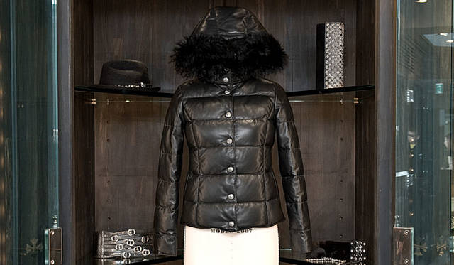 <b>CHROME HEARTS│クロムハーツ</b>　22009-10年秋冬新作ウィメンズコレクション レザーダウンジャケット（DOWN CROSS BUTTON）81万9000円