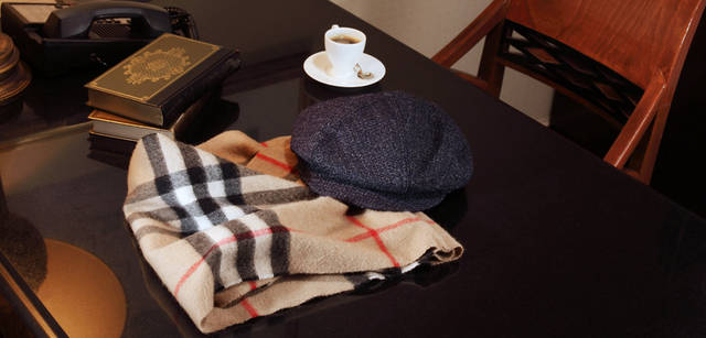 <b>For Man</b>｜左から、ダブルの生地が暖かなスヌードは、マフラーよりぐっと今年らしい表情を作ってくれる。100％カシミヤ。スヌード5万2500円、グレーのハット3万1500円（バーバリー・インターナショナル）