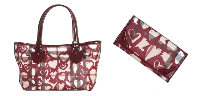 <b>For Woman</b>（左から）｜バッグ［W40×H22×D14cm］6万7200円、財布［W19×H10cm］3万7800円（ともにバーバリー・インターナショナル）