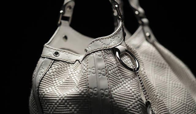 <b>GUCCI｜グッチ</b> サイドのスナップボタンでマチも広がる
