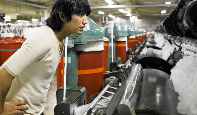 三原康裕的日本モノづくり｜和田メリヤス×新内外綿のスウェットパーカ　ナイガイテキスタイル工場にて