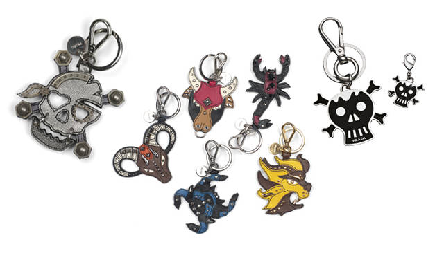 <b>PRADA｜プラダ</b><br />左から ドクロ　トリック 2万5200円 ／ 星座トリック 各2万5200円 ／ ドクロ　トリック（メタル） 2万1000円 ／ ドクロ　チャーム（メタル） 10500円